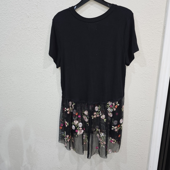 Willow Women's Black Lace Tee sz-Med - Picture 1 of 3